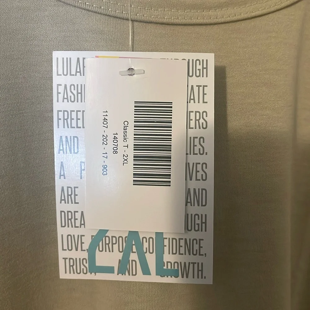 NWT LuLaRoe Cream Classic T Size 2XL - Picture 7 of 7